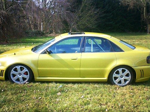 Audi RS4 Limousine Lackierung lemon gelb