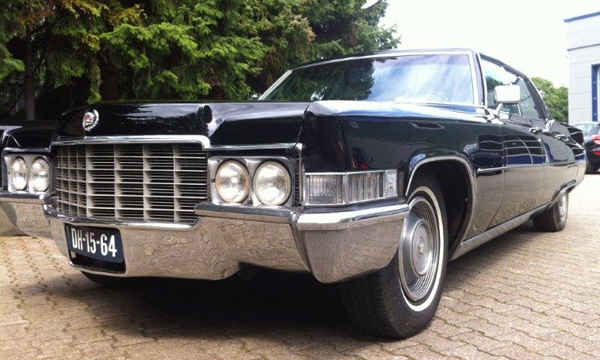 Cadillac Fleetwood mit schwarzer Lackierung als Oldtimer Restauration