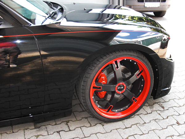 Dodge Charger Designlackierung Felgen schwarz rot