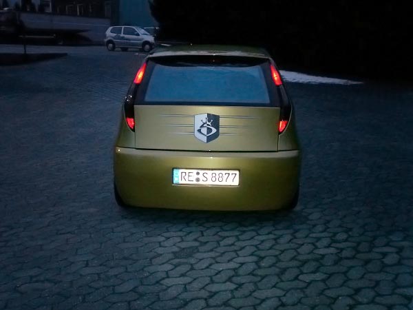 Fiat Punto Sonderlackierung gold Werbebeschriftung Emblem
