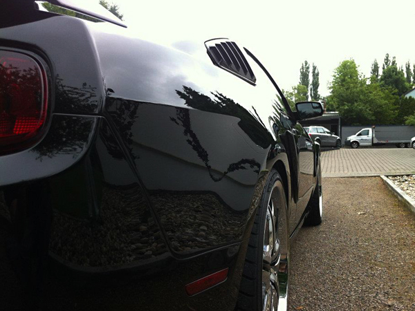 Ford Mustang schwarz Lackierung und Umbau