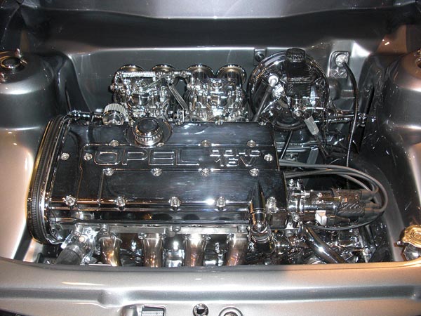 Opel Kadett D silber Lack Aufarbeitung Tuning Kohlefaser Chrom Motor
