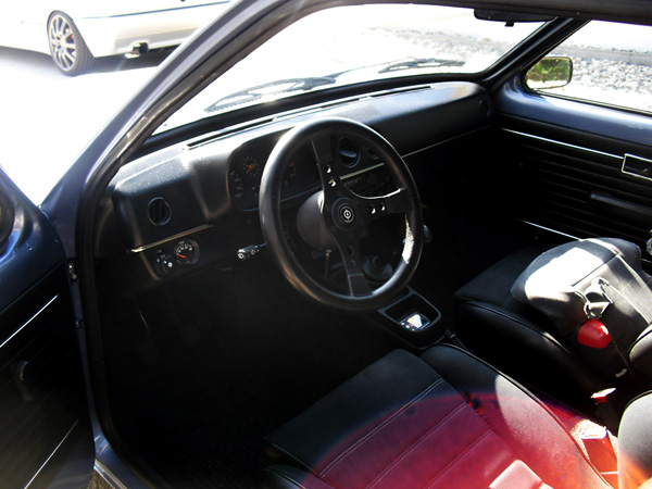 Opel Kadett Ralley Lackierung blau Cockpit