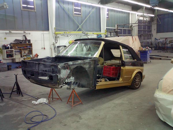 VW Golf 1 Cabrio gold schwarz Autolackierung Tuning Aufarbeitung Karosserie