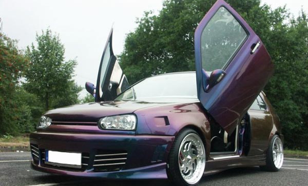 VW Golf 3 mit Flügeltüren Flip Flop und changierender Effektlackierung in violett lila grün 